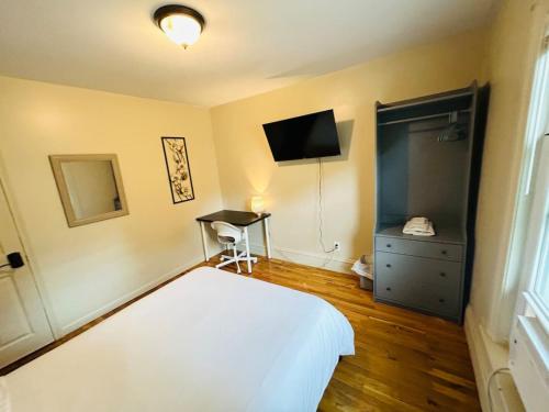 Nice bedroom in Lincoln with shared bathroom and kitchen in Lincoln, USA