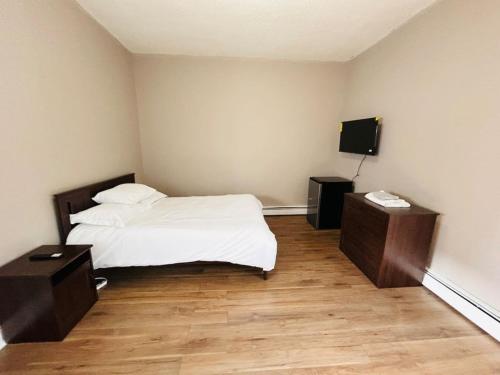 Big room near Whole Foods, Brown University with shared bathroom and kitchen in Providence, USA