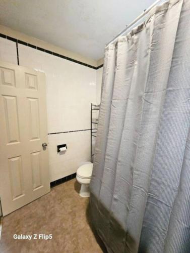 Nice bedroom in Lincoln with shared bathroom and kitchen in Lincoln, USA