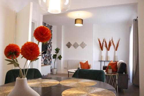 Top Spot 2-Bed Spacious Apartment Town Centre Train Station WIFI