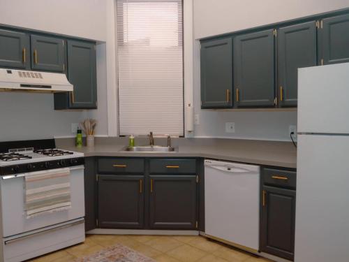 2 Blocks from TQL Stadium 2BR 1.5BA in Cincinnati, USA