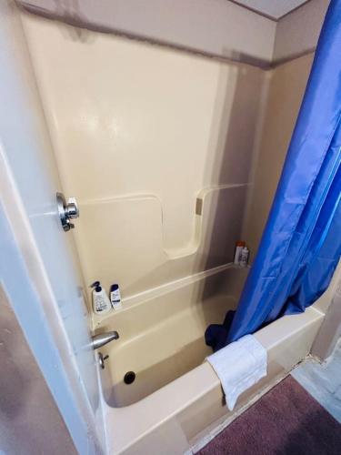 Nice room near Whole Foods, Brown University with shared bathroom and kitchen in Providence, USA