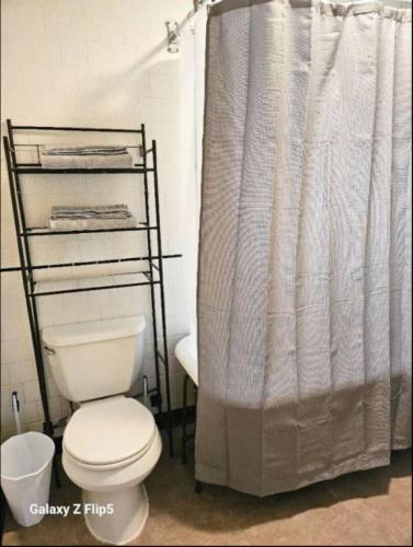 Nice bedroom in Lincoln with shared bathroom and kitchen in Lincoln, USA