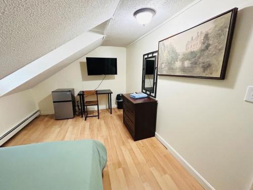 Cozy room near Whole Foods, Brown University with shared bathroom and kitchen in Providence, USA
