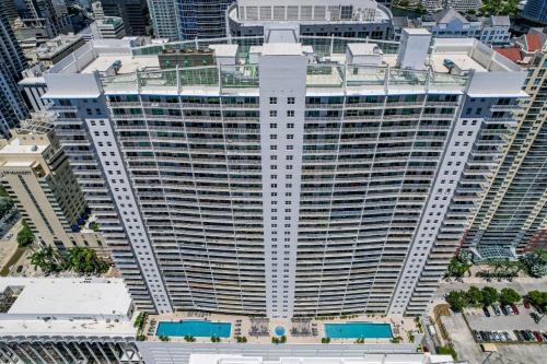 Modern Studio with Balcony, Pool, Gym and Games in Miami, USA
