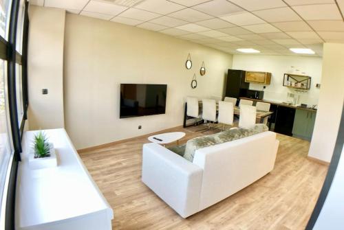 Shared lounge/TV area, Charmante Maison independante entre ville et mer in Estanove