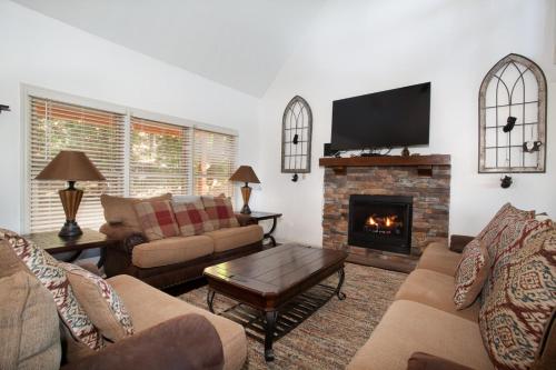 Pine Top Vista w Views Hot Tub Game Room MORE in Gatlinburg, USA