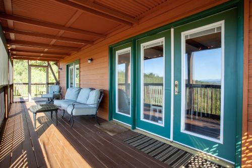 Pine Top Vista w Views Hot Tub Game Room MORE in Gatlinburg, USA