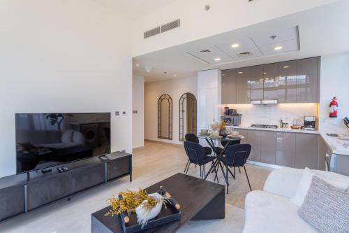 Trendy Azizi Riviera 1-Bed with Balcony Views, Дубай (фото 2)