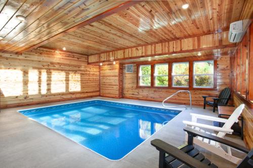 Roaring View Indoor Pool Hot Tub Theater GAMES in Sevierville, USA
