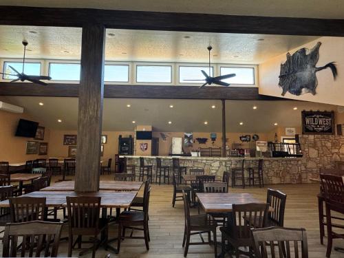 ห้องอาหาร, Flying L Ranch Resort & Golf Course in บานเดรา