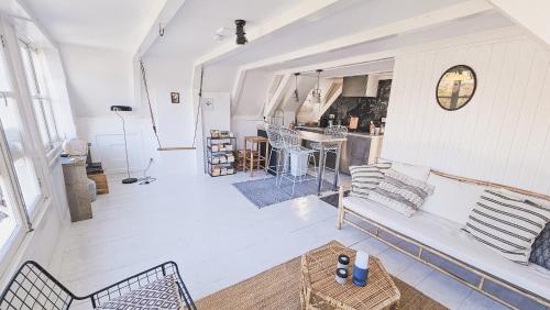 JoyJoyJoy the Royalty ecolicous design house in a historic Canalhouse from 1618 with 2 bedrooms with top floor views over the canals, Ámsterdam (foto 2)