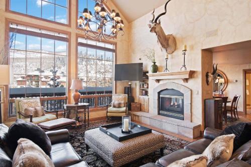 Four-Bedroom Apartment with Balcony