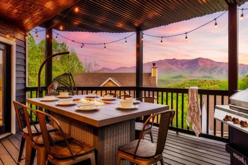 Eagle View Chalet 3BR 3BA - Gatlinburg Retreat - Scenic Mountain Views, Hot Tub, Game Room, Firepit, Foliage - Sleep 8 in Gatlinburg, USA