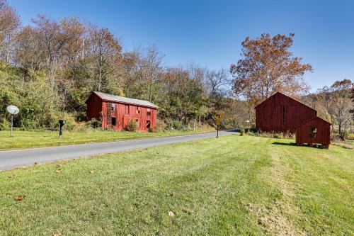 Tranquil Mt Pleasant Mills Retreat on 60-Acre Farm in เซลิงโกรฟ