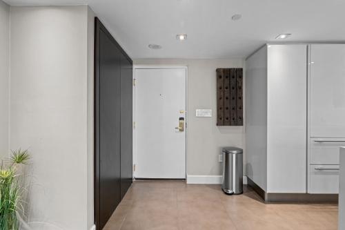 Luxury Beachfront Condo Resort 1415 in Miami Beach, USA