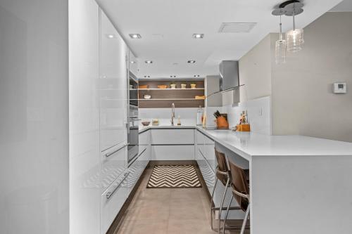 Luxury Beachfront Condo Resort 1415 in Miami Beach, USA