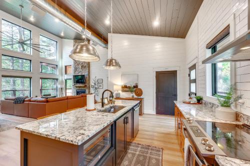 Cozy Secluded Cabin in the Heart of Hochatown Cozy Secluded Cabin in the Heart of Hochatown