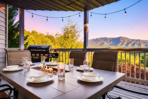 Mountain Moonrise 3BR 3BA - Scenic Falls, Mtn View, Hot Tub, Gameroom, Firepit - Sleep 8- in Gatlinburg, USA