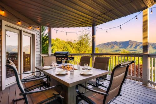 Mountain Moonrise 3BR 3BA - Scenic Falls, Mtn View, Hot Tub, Gameroom, Firepit - Sleep 8- in Gatlinburg, USA