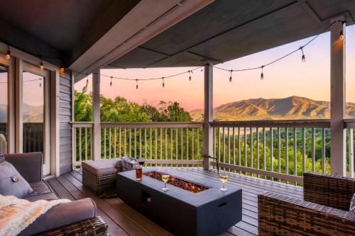 Mountain Moonrise 3BR 3BA - Scenic Falls, Mtn View, Hot Tub, Gameroom, Firepit - Sleep 8- in Gatlinburg, USA