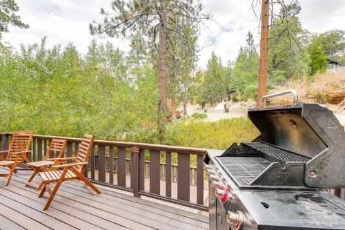 2 Mi to Snow Summit Big Bear Cabin with Hot Tub! in Big Bear Lake, USA
