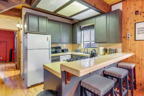2 Mi to Snow Summit Big Bear Cabin with Hot Tub! in Big Bear Lake, USA