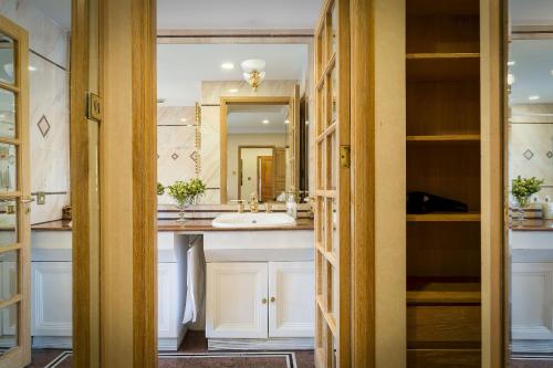 Hyde Park View Marble Arch Apt - image 14