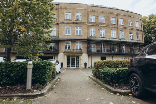 Exterior view, Bromley Stylish Modern Escape 2 Bed Apartment near Cyprianis Locksbottom