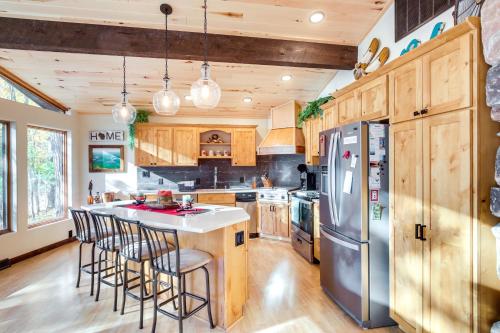 Northwoods Cabin with Lake Access and Boat Dock in Manitowish Waters, USA