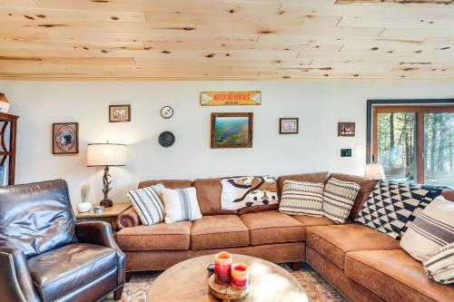 Northwoods Cabin with Lake Access and Boat Dock in Manitowish Waters, USA