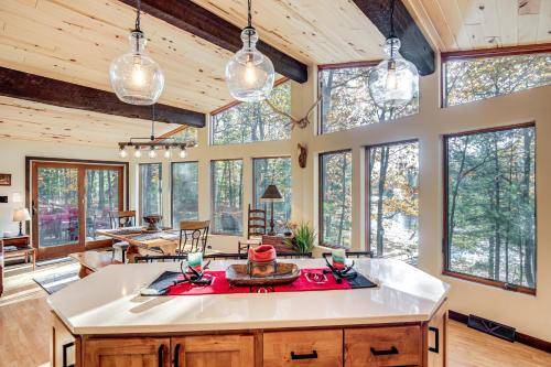 Northwoods Cabin with Lake Access and Boat Dock in Manitowish Waters, USA