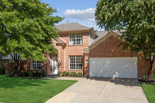 The staycation, 4 beds-3 baths, with pool and hot tub near AT&T stadium, 20 mins to Dallas and Fort Worth, Grand Prairie