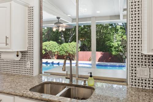 The staycation, 4 beds-3 baths, with pool and hot tub near AT&T stadium, 20 mins to Dallas and Fort Worth in Grand Prairie, USA