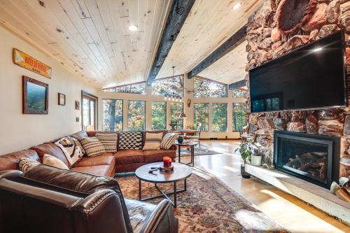 Northwoods Cabin with Lake Access and Boat Dock in Manitowish Waters, USA