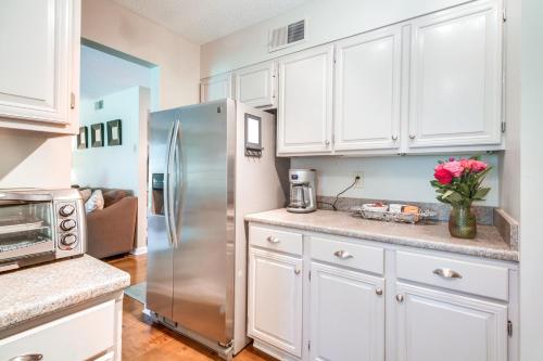Pet-Friendly Wintergreen Resort Condo with Patio! in Mount Torry Furnace, USA