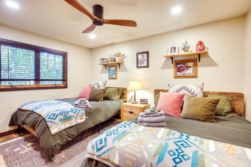Northwoods Cabin with Lake Access and Boat Dock in Manitowish Waters, USA