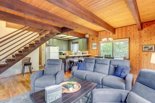 2 Mi to Snow Summit Big Bear Cabin with Hot Tub! in Big Bear Lake, USA