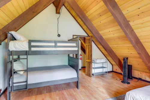 2 Mi to Snow Summit Big Bear Cabin with Hot Tub! in Big Bear Lake, USA