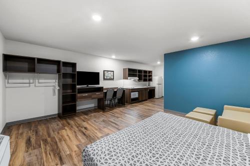WoodSpring Suites Kansas City Airport - image 8