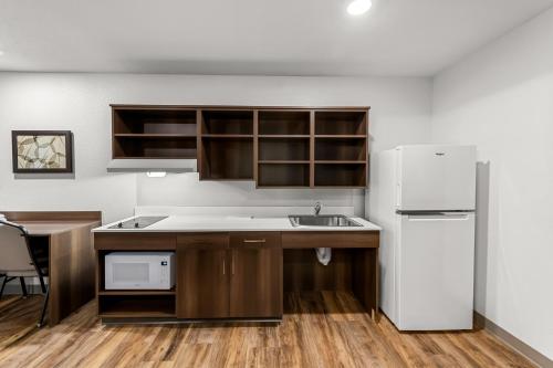 WoodSpring Suites Kansas City Airport in 普拉特伍茲