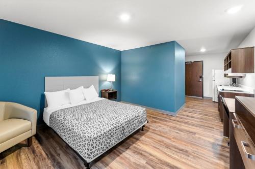 WoodSpring Suites Kansas City Airport - image 6