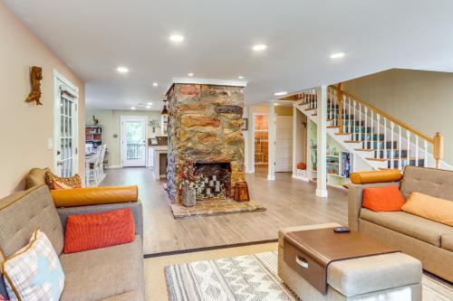 Historic Dahlonega Home with Wraparound Porch in Dahlonega, USA