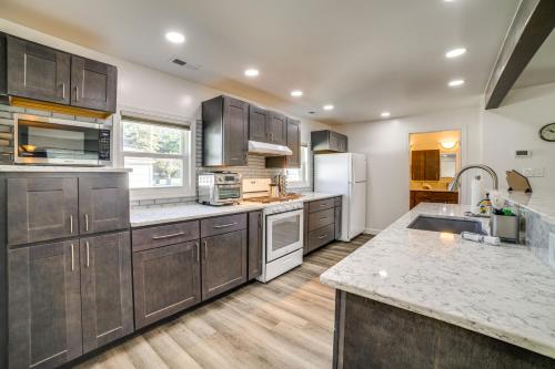 Less Than 1 Mi to Dwtn Valparaiso Family Home in วาลปาไรโซ (IN)