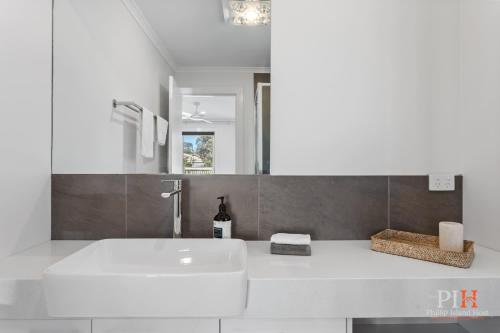 Renovated Lux Property in Quiet Estate - image 5