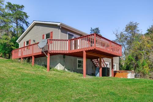 Private Deck Berkeley Springs Getaway! in Berkeley Springs (WV)