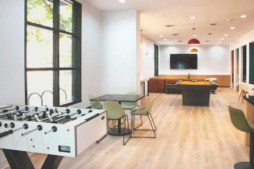 Upstay - Condo with Pool-Gym-Games-BBQ - Walk to UofT in Austin, USA