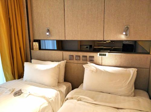 Premier Twin Room image 1