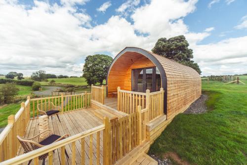 Rõdu/terrass, Secluded Countryside Cabins with bookable Sauna, Dark Skies & Stream Fell Farm Hideaway in Great Whittington