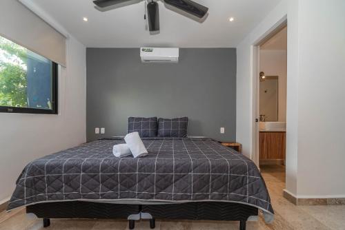 2 BD with Balcony Gym Rooftop Pool - image 4